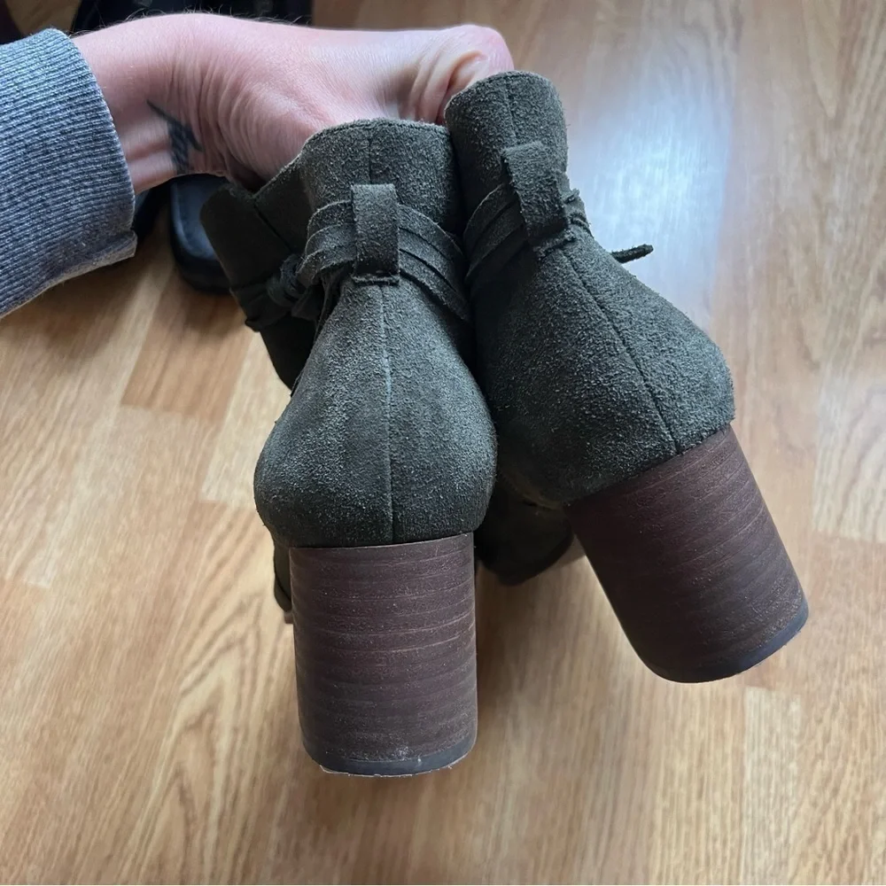 Violet & Red Jenna Suede Ankle Booties Olive Green Size 7.5 Stacked Heel